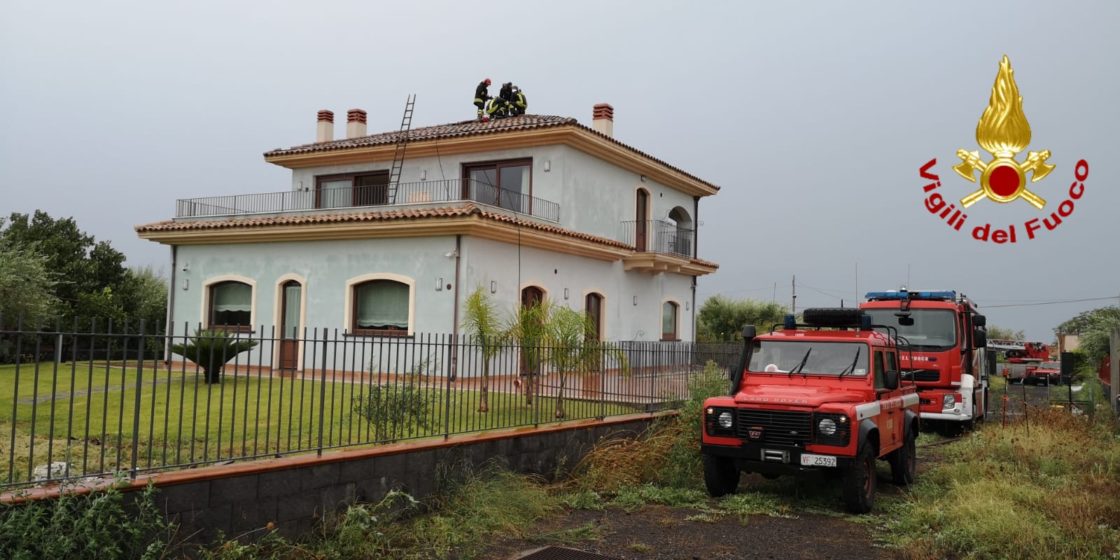 ACI SANT'ANTONIO: I VIGILI DEL FUOCO SALVANO DUE PERSONE BLOCCATE NELLA LORO AUTO - FOTO