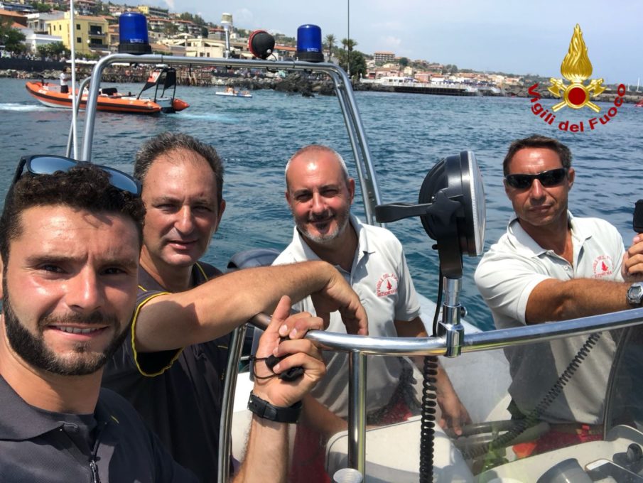 ACITREZZA: 14ENNE SI FERISCE SU FARAGLIONE, SALVO - FOTO