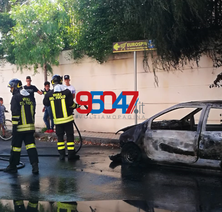 PATERNÒ AUTO IN FIAMME DURANTE LA MARCIA