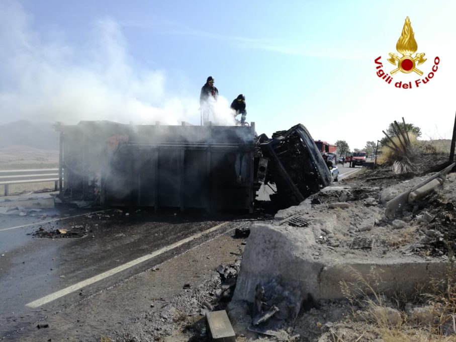INCIDENTE SULLA SS417, AUTOCOMPATTATORE SI RIBALTA E PRENDE FUOCO