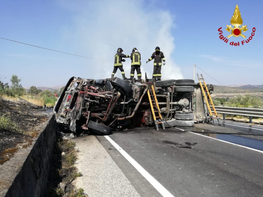 INCIDENTE SULLA SS417, AUTOCOMPATTATORE SI RIBALTA E PRENDE FUOCO