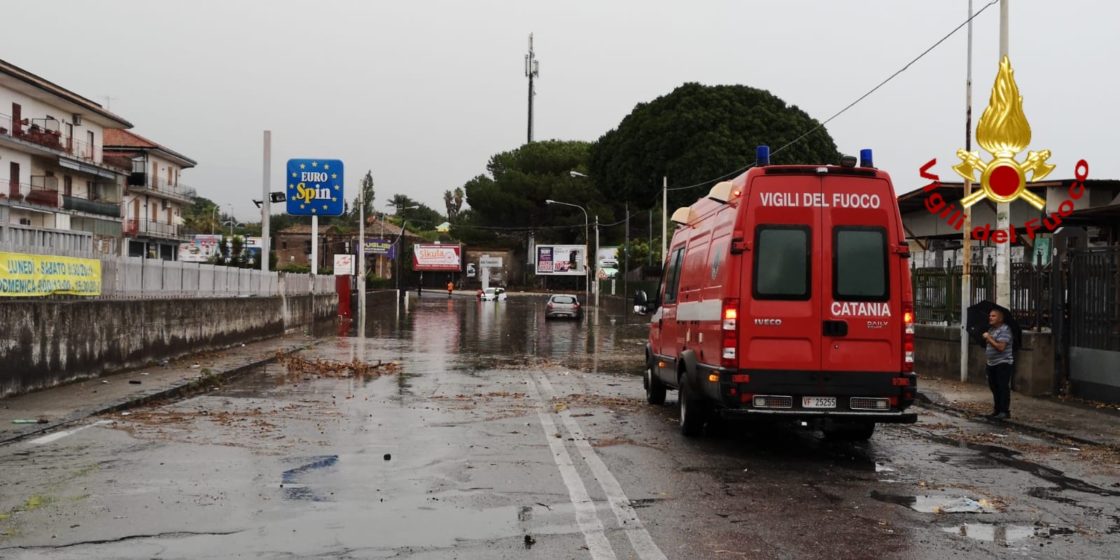 ACI SANT'ANTONIO: I VIGILI DEL FUOCO SALVANO DUE PERSONE BLOCCATE NELLA LORO AUTO - FOTO