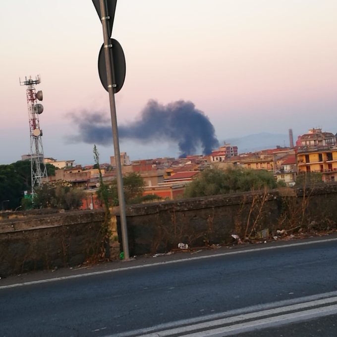 PATERNO’: INCENDIO, COLONNA DI FUMO NERO BEN VISIBILE IN CITTÀ