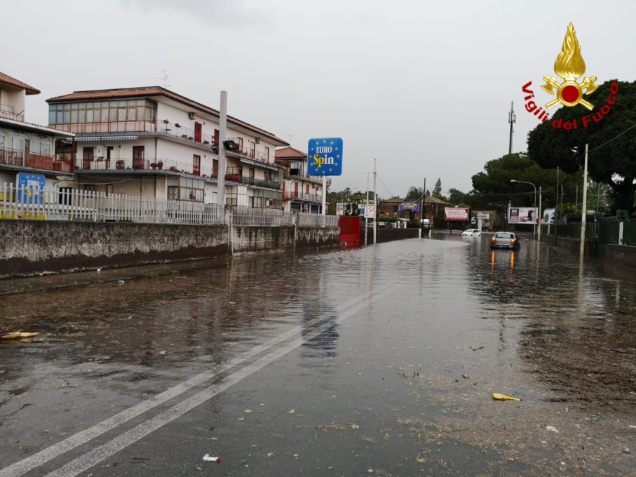 ACI SANT'ANTONIO: I VIGILI DEL FUOCO SALVANO DUE PERSONE BLOCCATE NELLA LORO AUTO - FOTO