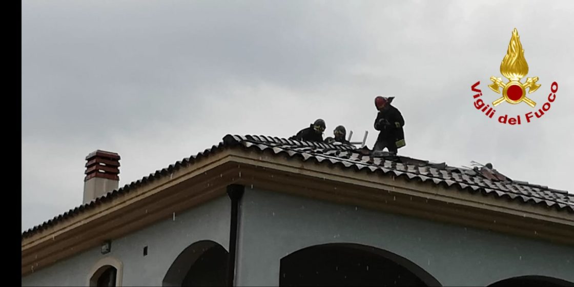 ACI SANT'ANTONIO: I VIGILI DEL FUOCO SALVANO DUE PERSONE BLOCCATE NELLA LORO AUTO - FOTO