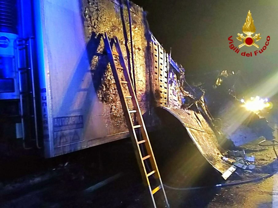 VIZZINI: IN FIAMME UN AUTOARTICOLATO, SALVO IL CONDUCENTE