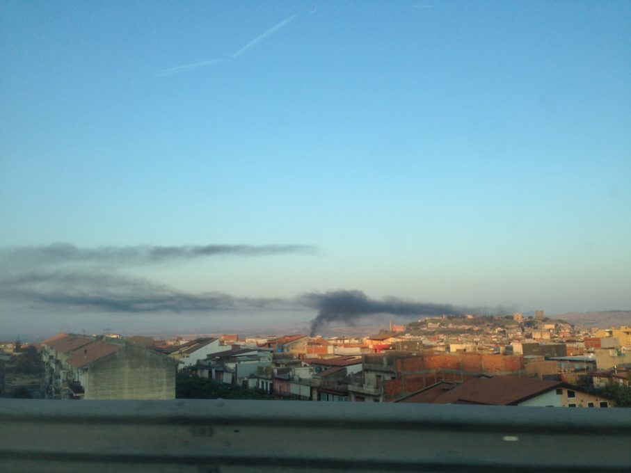 PATERNO’: INCENDIO, COLONNA DI FUMO NERO BEN VISIBILE IN CITTÀ