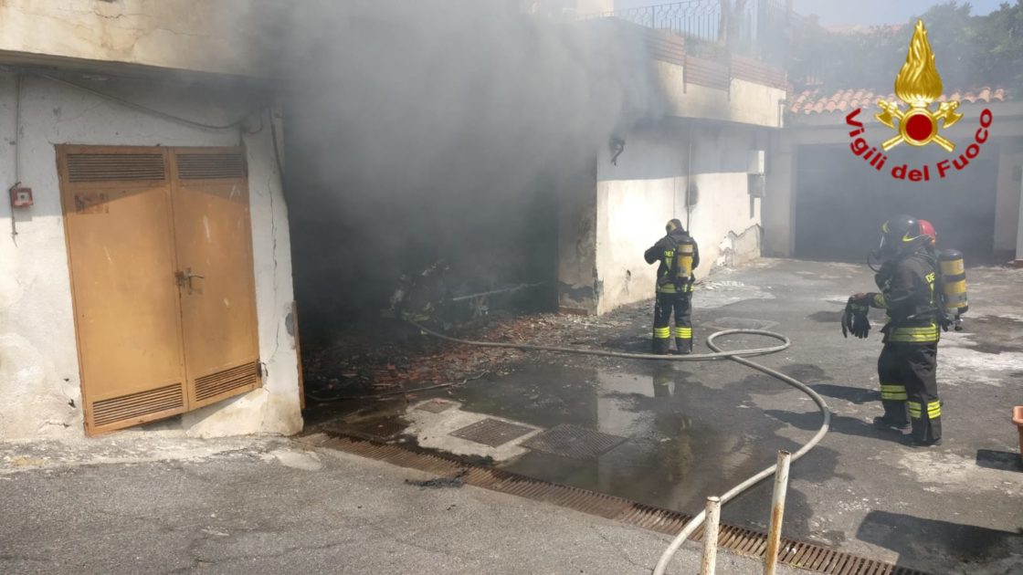 ACICASTELLO: INCENDIO NEL GARAGE DI UN'ABITAZIONE, INTERVENTO DEI VVFF