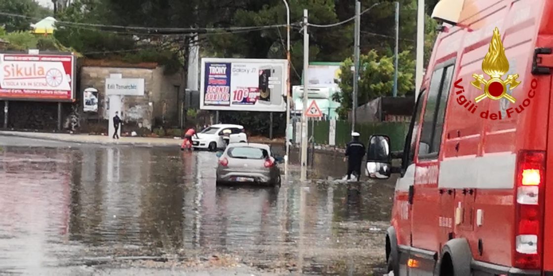 ACI SANT'ANTONIO: I VIGILI DEL FUOCO SALVANO DUE PERSONE BLOCCATE NELLA LORO AUTO - FOTO