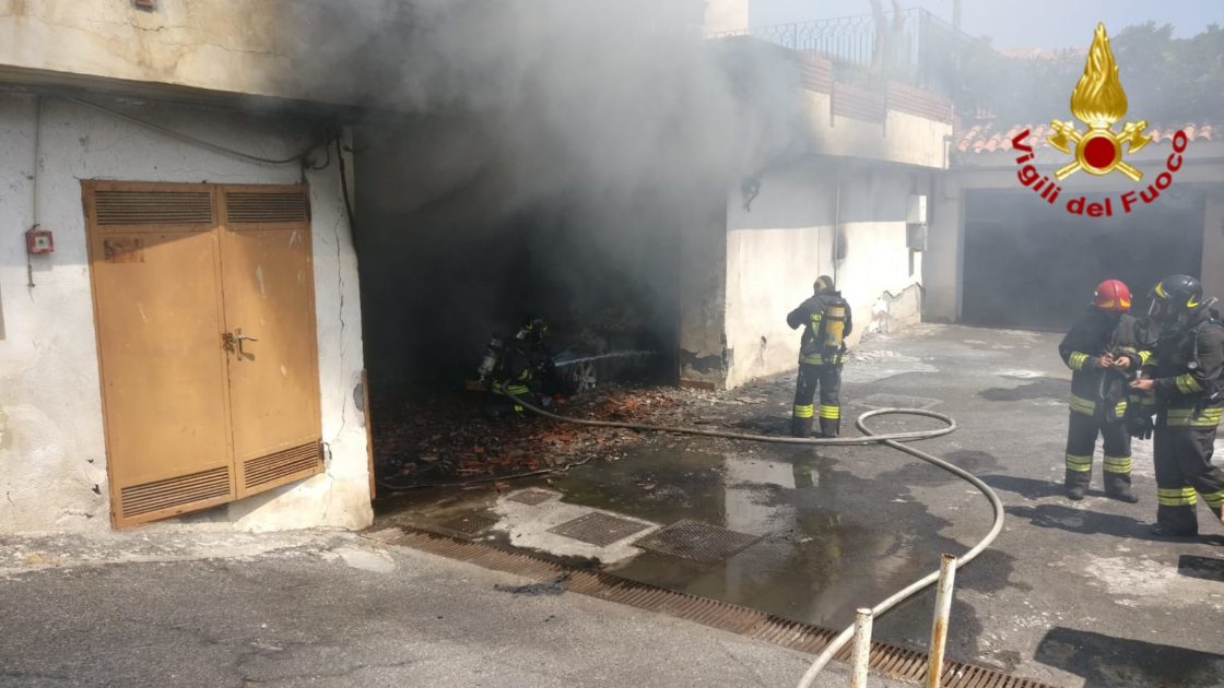 ACICASTELLO: INCENDIO NEL GARAGE DI UN'ABITAZIONE, INTERVENTO DEI VVFF