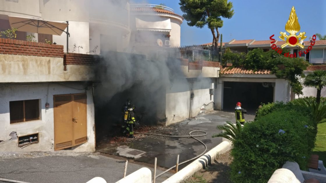 ACICASTELLO: INCENDIO NEL GARAGE DI UN'ABITAZIONE, INTERVENTO DEI VVFF