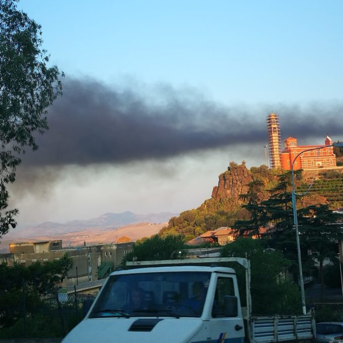 PATERNO’: INCENDIO, COLONNA DI FUMO NERO BEN VISIBILE IN CITTÀ