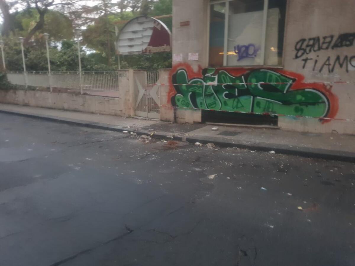 PATERNÒ: CADUTA CALCINACCI DALL' HOTEL SICILIA, INTERVENGONO I VIGILI DEL FUOCO - 