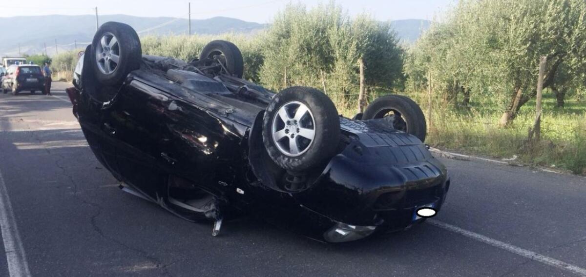 BRONTE: GLI DISTRUGGE LA MACCHINA CON L’ESCAVATORE, VITTIMA ILLESA PER MIRACOLO. - 