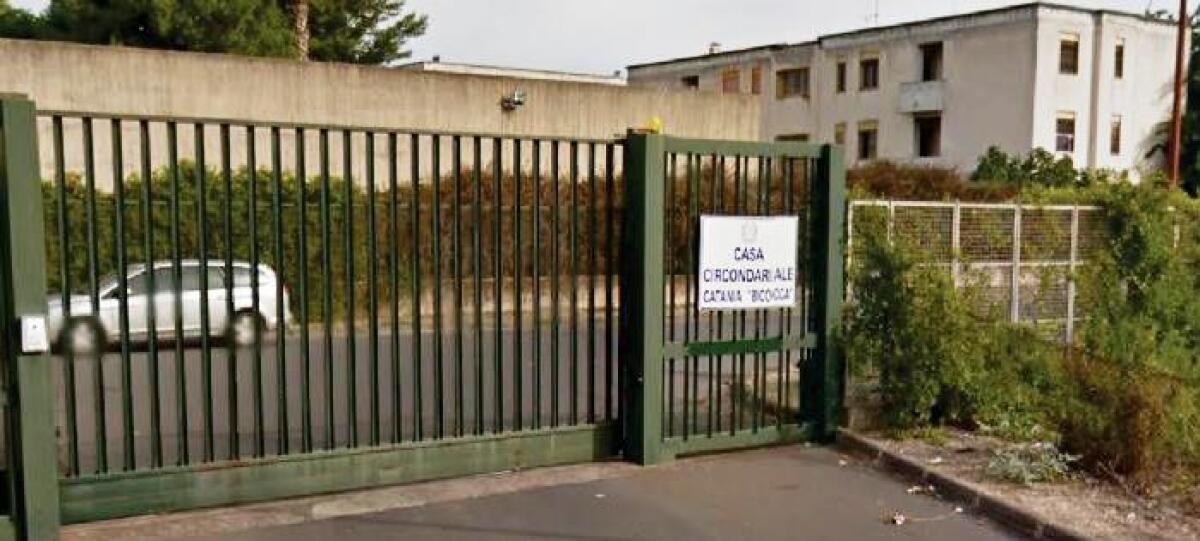 CATANIA: DETENUTI MINORI AGGREDISCONO GLI AGENTI A CATANIA, CINQUE FERITI - 