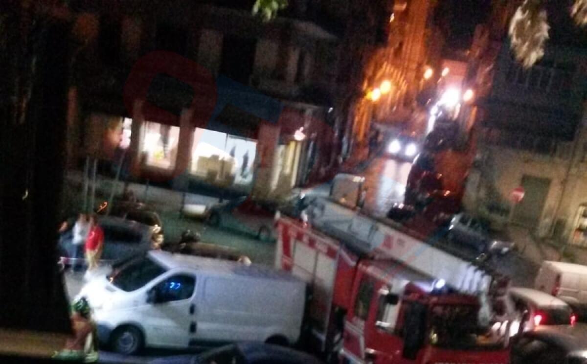 PATERNO': FUGA DI GAS IN VIA PIAZZA VITTORIO VENETO , L'INTERVENTO DEI VIGILI DEL FUOCO - 