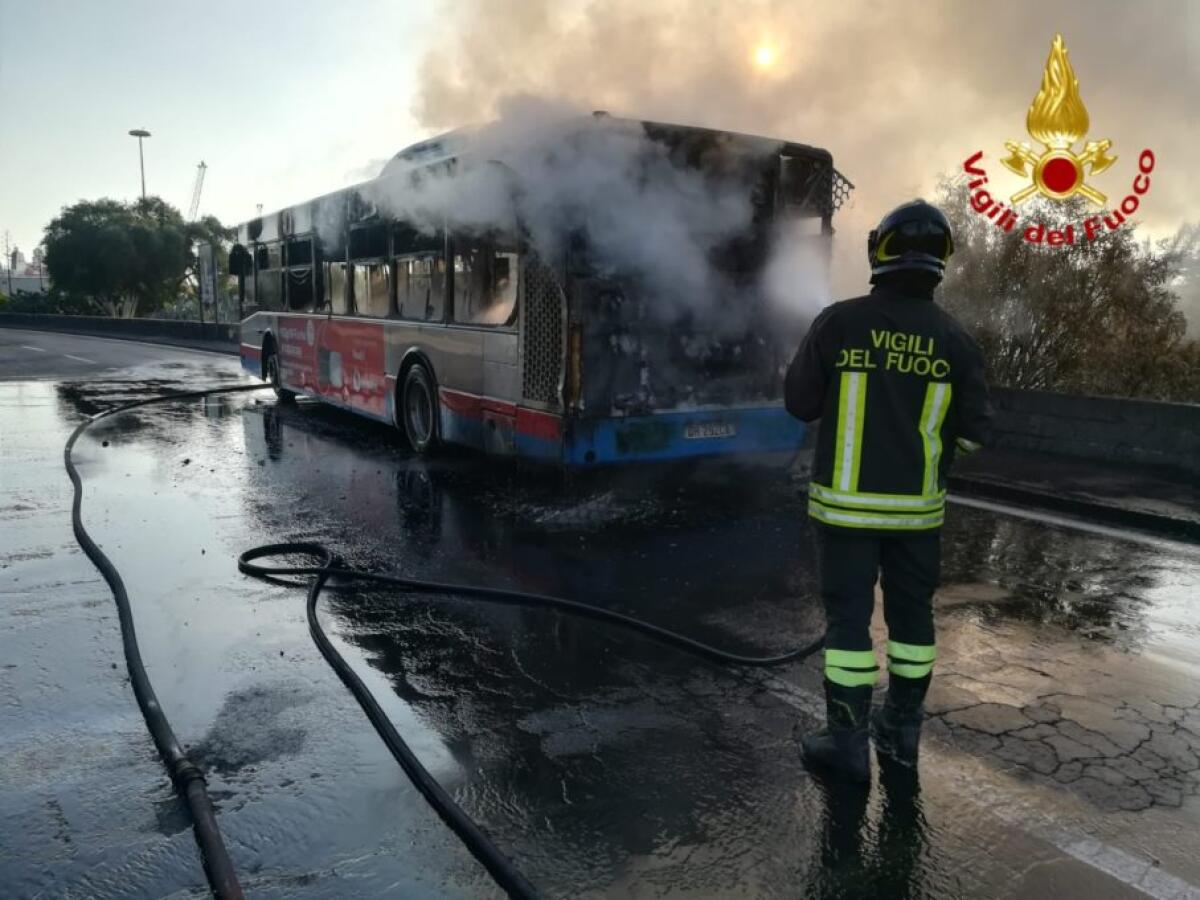 CATANIA: AUTOBUS AMT IN FIAMME QUESTA MATTINA -  FOTO - 