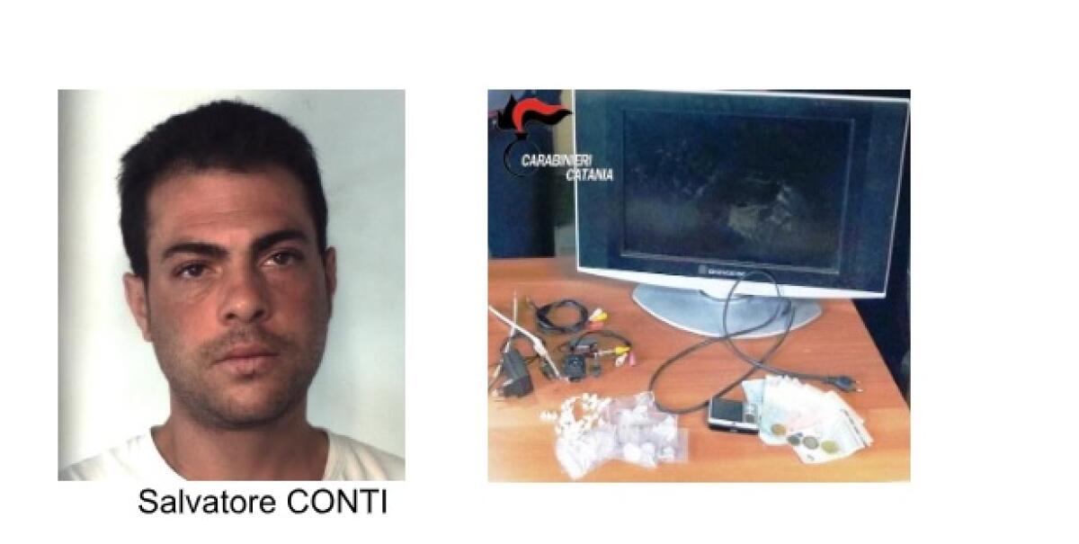 CATANIA: SPACCIAVANO “COCA”PROTETTI DALLA TELECAMERA, ATTRAVERSO LE FESSURE RITIRAVANO I SOLDI E PASSAVANO AI CLIENTI LA DROGA - 