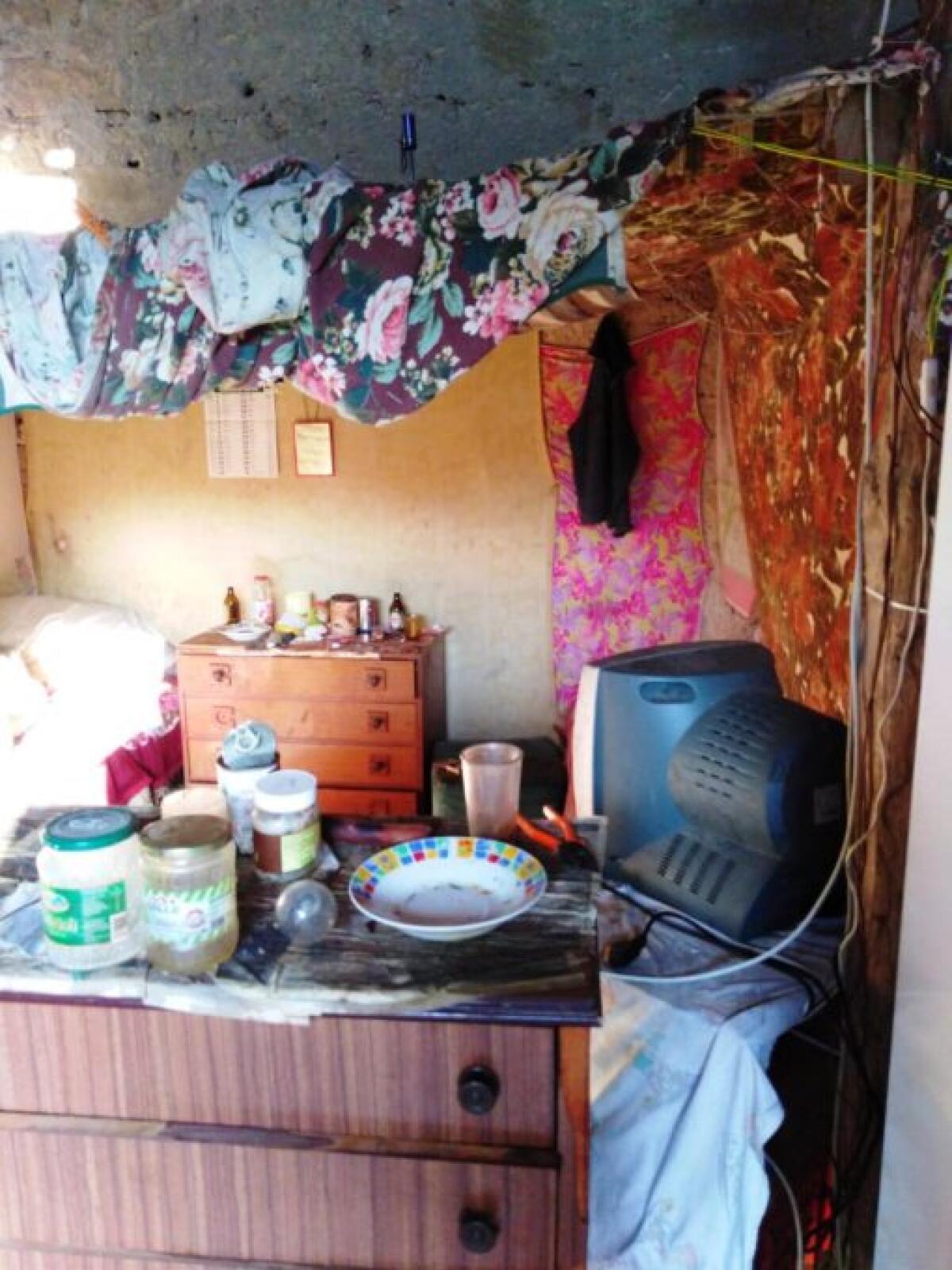 GRAMMICHELE: OCCUPANO ABUSIVAMENTE UN CASOLARE “ALLACCIANDOLO” ANCHE ALLA RETE ELETTRICA PUBBLICA: MANETTE PER DUE ROMENI - 