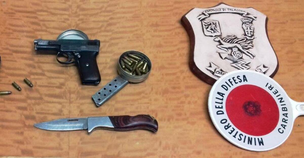 SCORDIA: NASCONDE IN AUTO UNA PISTOLA CON MATRICOLA ABRASA: ARRESTATO - 