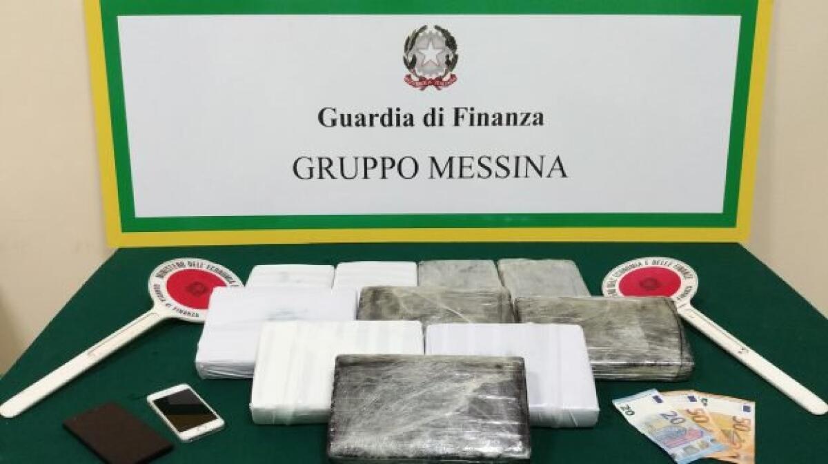 AGLI IMBARCHI DI MESSINA CON UNDICI CHILI DI COCAINA NASCOSTI DENTRO L'AUTO, ARRESTATO UN CALABRESE - 
