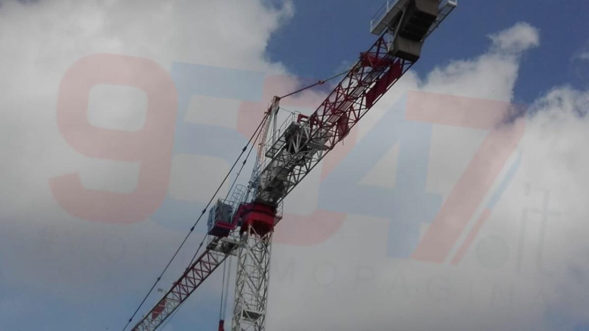 MISTERBIANCO: UOMO IN BILICO SU UNA GRU, IGNOTI I MOTIVI: LE FOTO - 