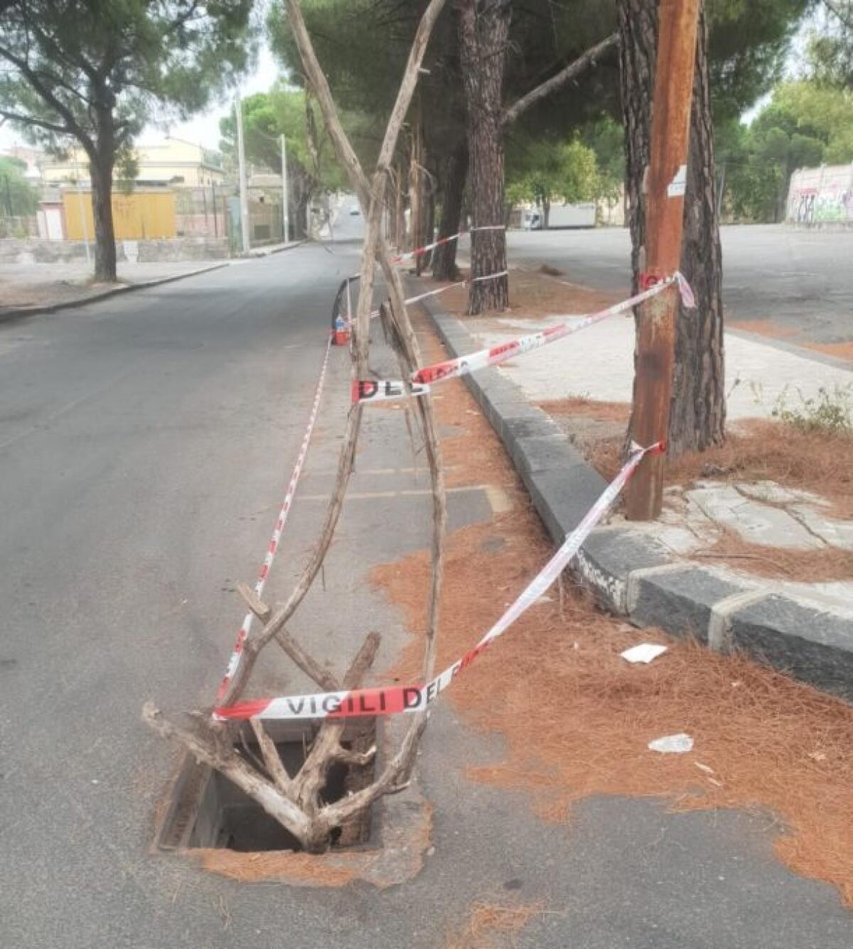 PATERNO': SCOMPARSE GRATE IN VIA ACQUE GRASSE - 