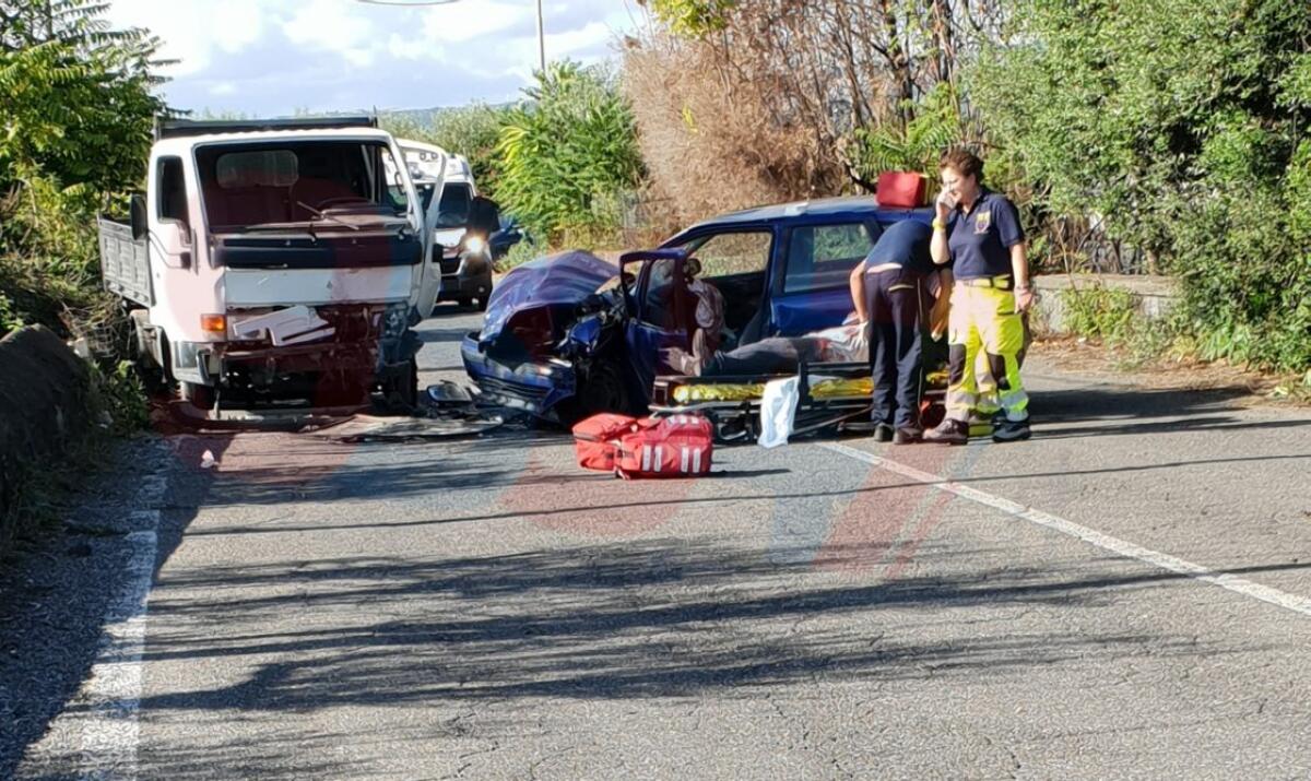 PATERNÓ: SCONTRO AUTO FURGONE - ELISOCCORSO SUL POSTO - 