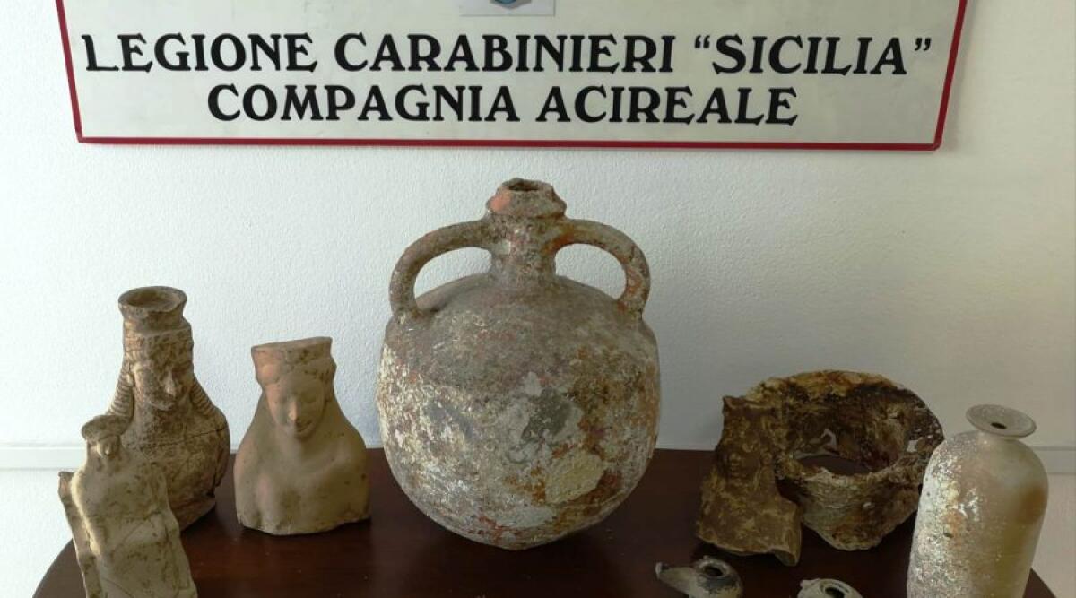 ACI CATENA: REPERTI ARCHEOLOGICI NELLA CASA DI UN PREGIUDICATO - 