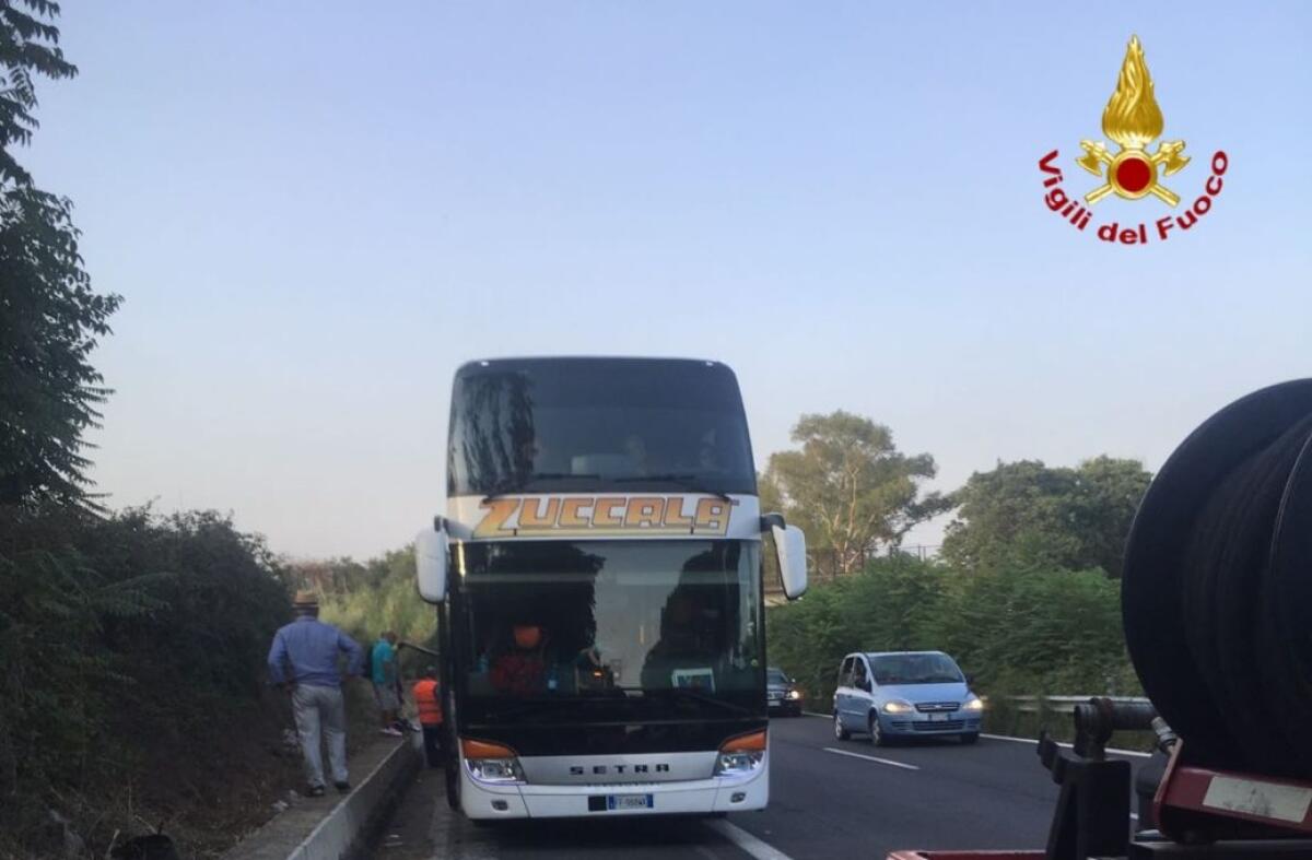 BUS INVASO DAL FUMO SULL'A18, PAURA PER 50 TURISTI - 