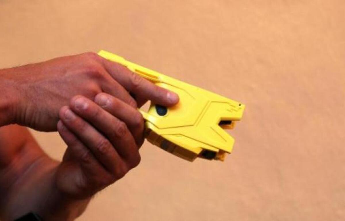 CATANIA: MOLESTA I PASSANTI, LA POLIZIA LO BLOCCA CON IL TASER - 