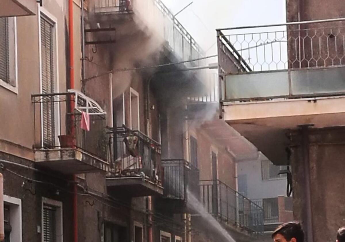 PATERNÒ: INCENDIO IN UN APPARTAMENTO IN VIA CUNEO - 