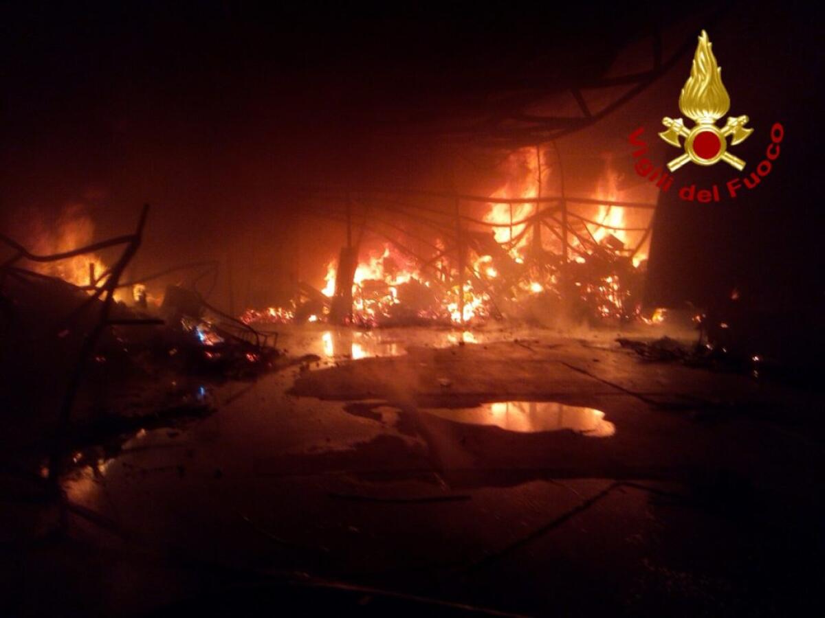 BIANCAVILLA: A FUOCO DIECI CAMION DELLA NETTEZZA URBANA - 