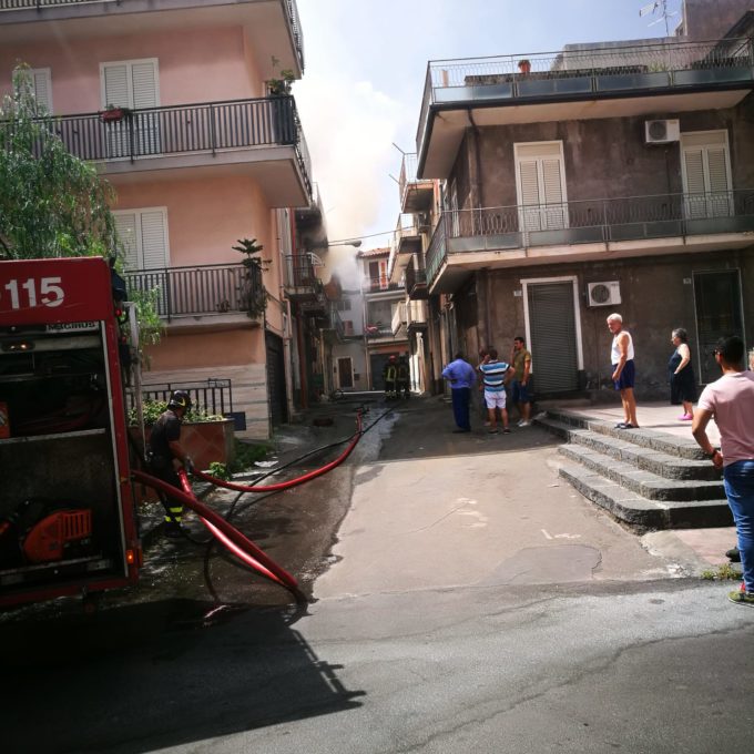 PATERNO': INCENDIO IN UNA ABITAZIONE, MORTI DUE CAGNOLINI - LE FOTO
