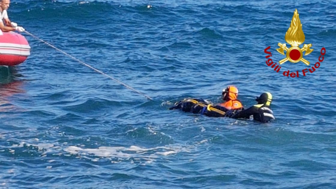 CATANIA: RECUPERATO DAI SOMMOZZATORI DEI VIGILI DEL FUOCO UN CADAVERE IN MARE