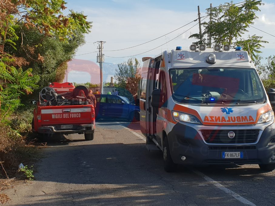 PATERNÓ: SCONTRO AUTO FURGONE - ELISOCCORSO SUL POSTO