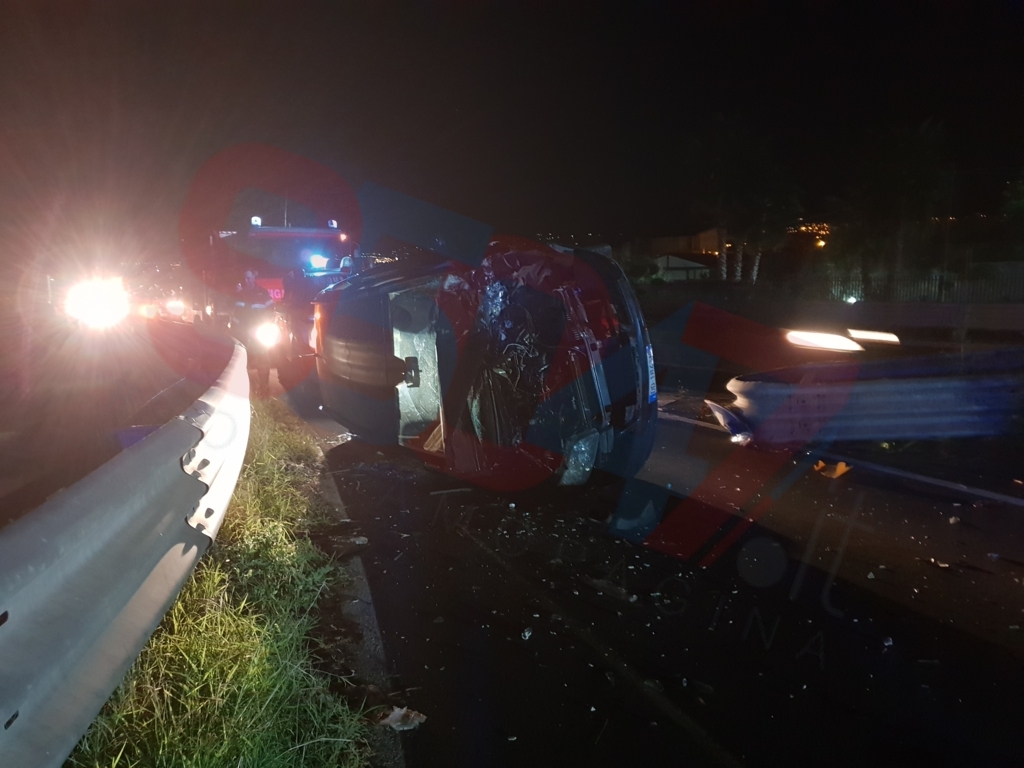PATERNO'- AUTO SI RIBALTA VICINO LO SVINCOLO DI PALAZZOLO