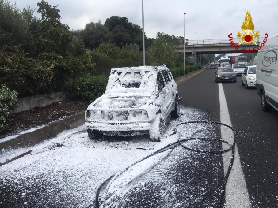 AUTO IN FIAMME IN TANGENZIALE DI CATANIA -  LE FOTO
