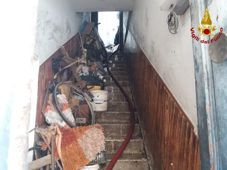 PATERNO': INCENDIO IN UNA ABITAZIONE, MORTI DUE CAGNOLINI - LE FOTO