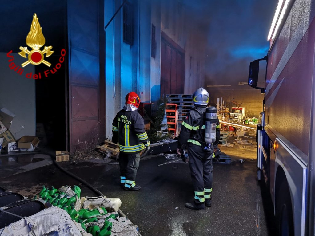 CATANIA, A FUOCO CAPANNONE DI PRODOTTI COSMETICI - LE FOTO