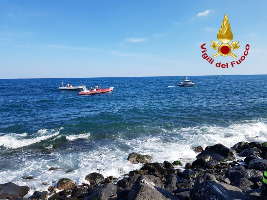 CATANIA: RECUPERATO DAI SOMMOZZATORI DEI VIGILI DEL FUOCO UN CADAVERE IN MARE