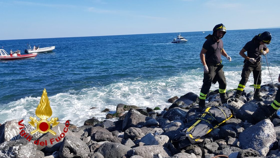 CATANIA: RECUPERATO DAI SOMMOZZATORI DEI VIGILI DEL FUOCO UN CADAVERE IN MARE