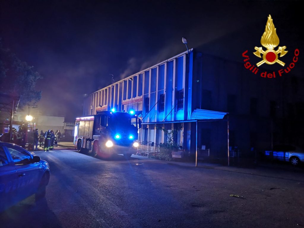 CATANIA, A FUOCO CAPANNONE DI PRODOTTI COSMETICI - LE FOTO