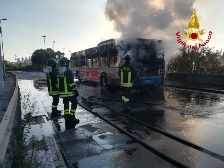 CATANIA: AUTOBUS AMT IN FIAMME QUESTA MATTINA -  FOTO