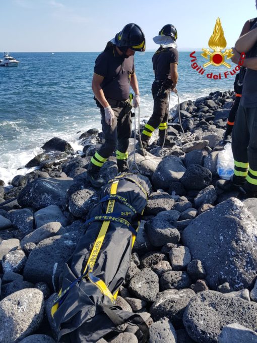 CATANIA: RECUPERATO DAI SOMMOZZATORI DEI VIGILI DEL FUOCO UN CADAVERE IN MARE