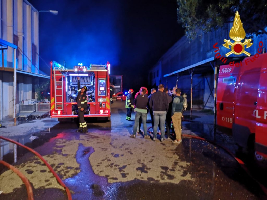 CATANIA, A FUOCO CAPANNONE DI PRODOTTI COSMETICI - LE FOTO