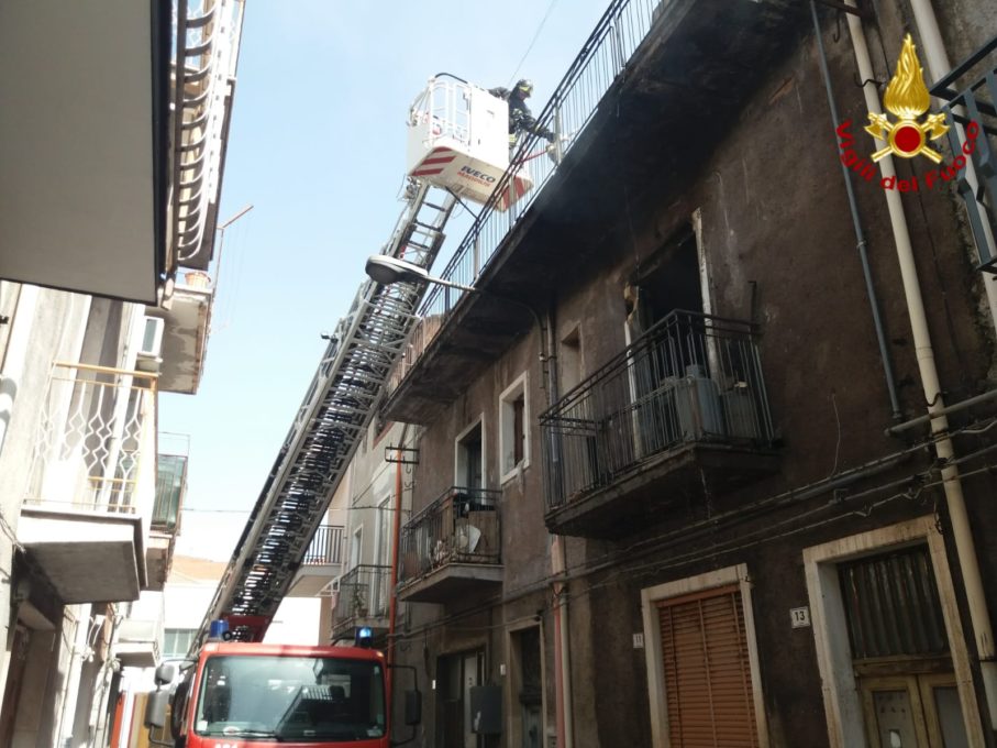 PATERNO': INCENDIO IN UNA ABITAZIONE, MORTI DUE CAGNOLINI - LE FOTO
