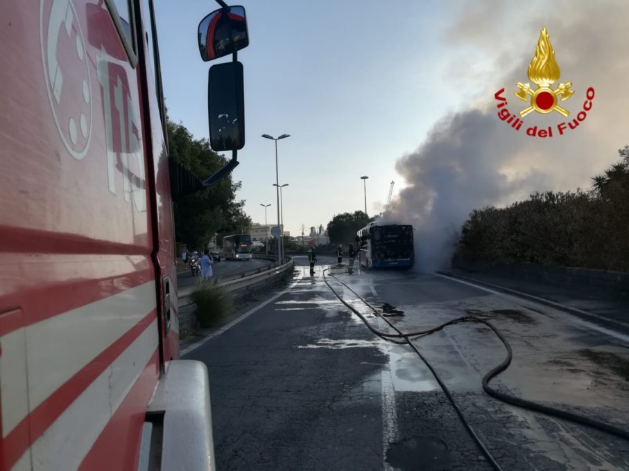CATANIA: AUTOBUS AMT IN FIAMME QUESTA MATTINA -  FOTO