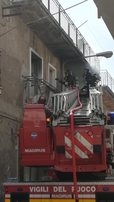 PATERNO': INCENDIO IN UNA ABITAZIONE, MORTI DUE CAGNOLINI - LE FOTO