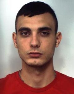 SCORDIA: NASCONDE IN AUTO UNA PISTOLA CON MATRICOLA ABRASA: ARRESTATO